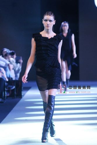 在本次的2013春季上海纺织服装上,台湾著名"针织女王"时装设计师